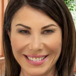 image of psychic lisa marie with brown hair parted to one side and brown eyes