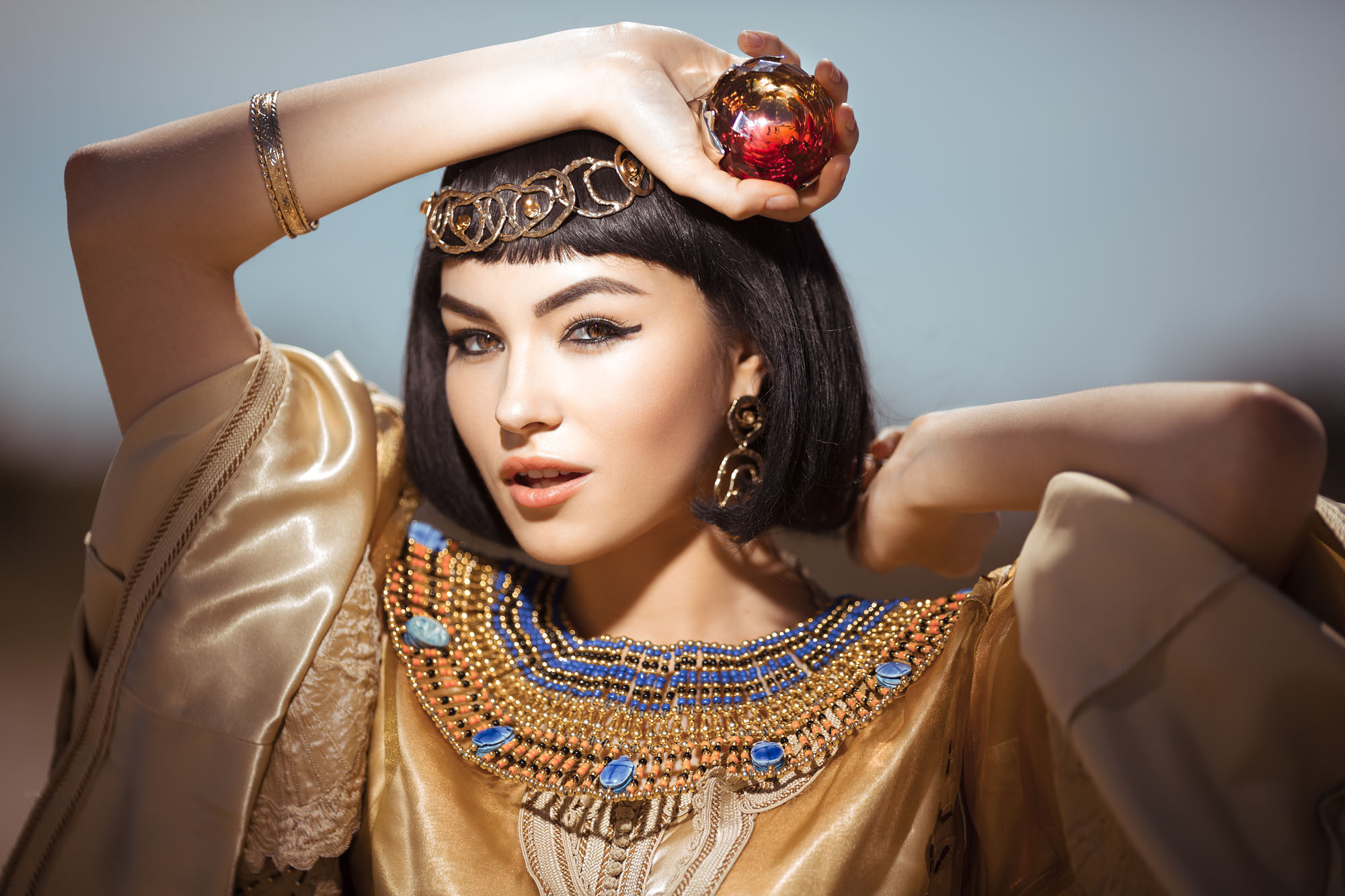 Egyptian woman with apple in her hand